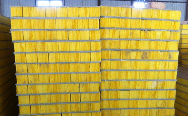 玻璃棉卷氈在鋼結(jié)構(gòu)施工能夠達(dá)到保溫，降噪的效果